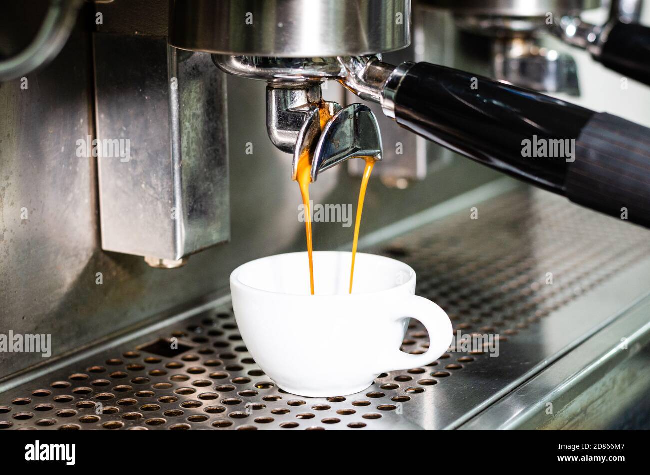 Espresso aus der Kaffeemaschine im Café Stockfoto