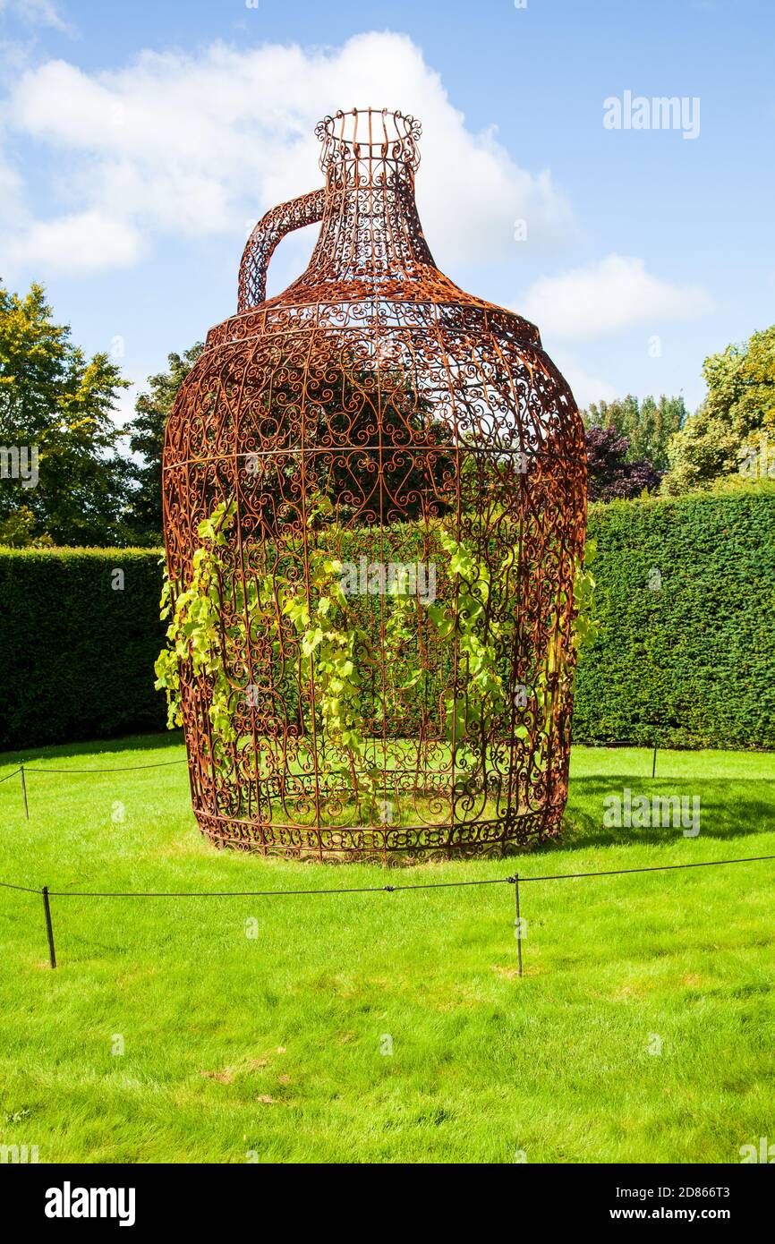 Pavillion de Vin von der Porugeuse-Künstlerin Joana Vasconcelos im Yorkshire Skulpturenpark bei Wakefield, Großbritannien Stockfoto