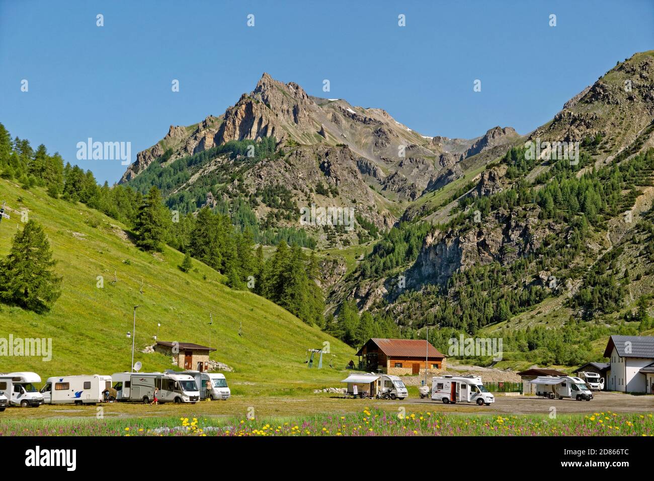 Camping am Skigebiet Argentera, Argentera, Col di Maddalena, Italien. Stockfoto
