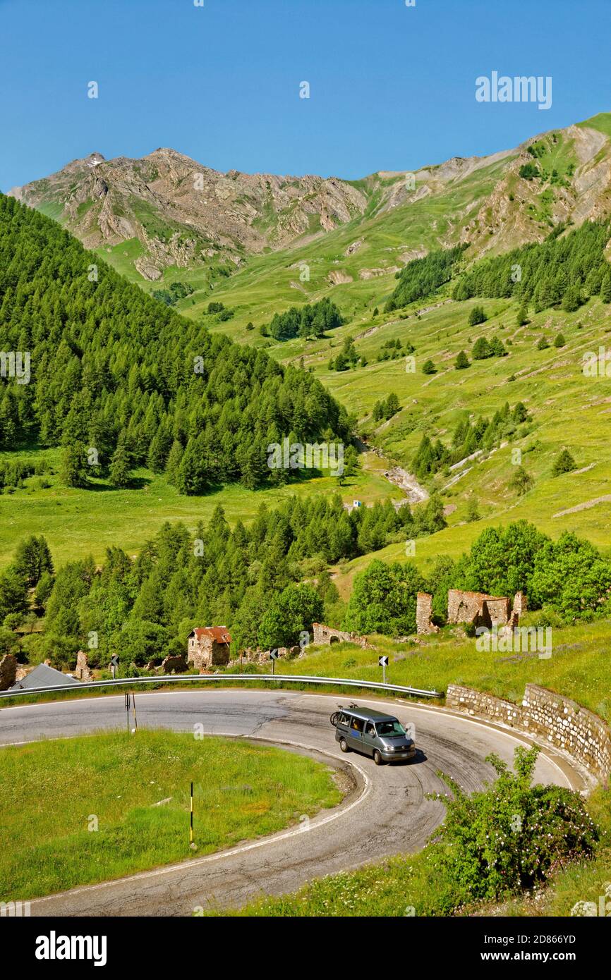 Camper oder Wohnmobil an der Col de Maddalena Pass zwischen Italien und Frankreich. Stockfoto