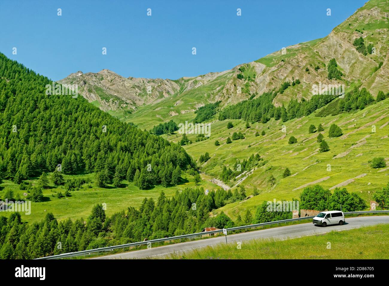 Camper oder Wohnmobil an der Col de Maddalena Pass zwischen Italien und Frankreich. Stockfoto