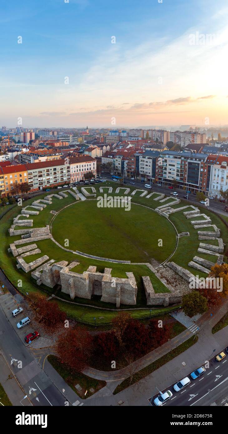 Aquincum Military Amphitheatre in Obuda Bezirk Budapest Ungarn. Römisches Denkmal. Erbaut im 1. Jahrhundert. Stockfoto