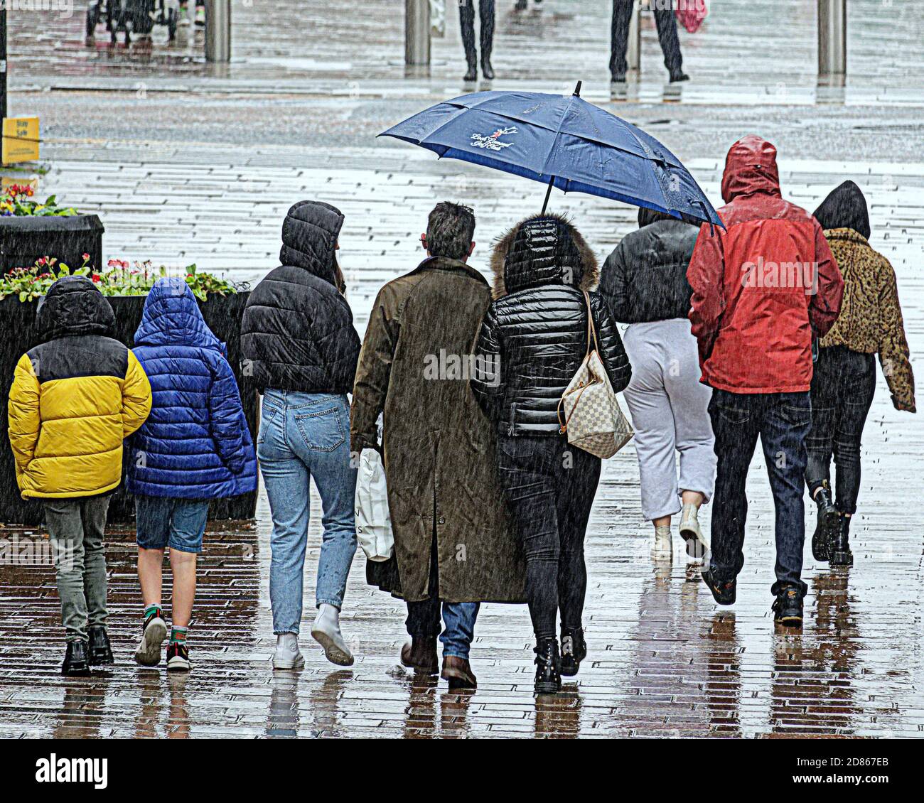 Glasgow, Schottland, Großbritannien. 27. Oktober, 2020: UK Wetter: Grauer kalter Tag sah Regen inmitten der Regenschirme und maskiert das neue Zeichen der Zeit im pandemischen Stadtleben. Quelle: Gerard Ferry/Alamy Live News Stockfoto