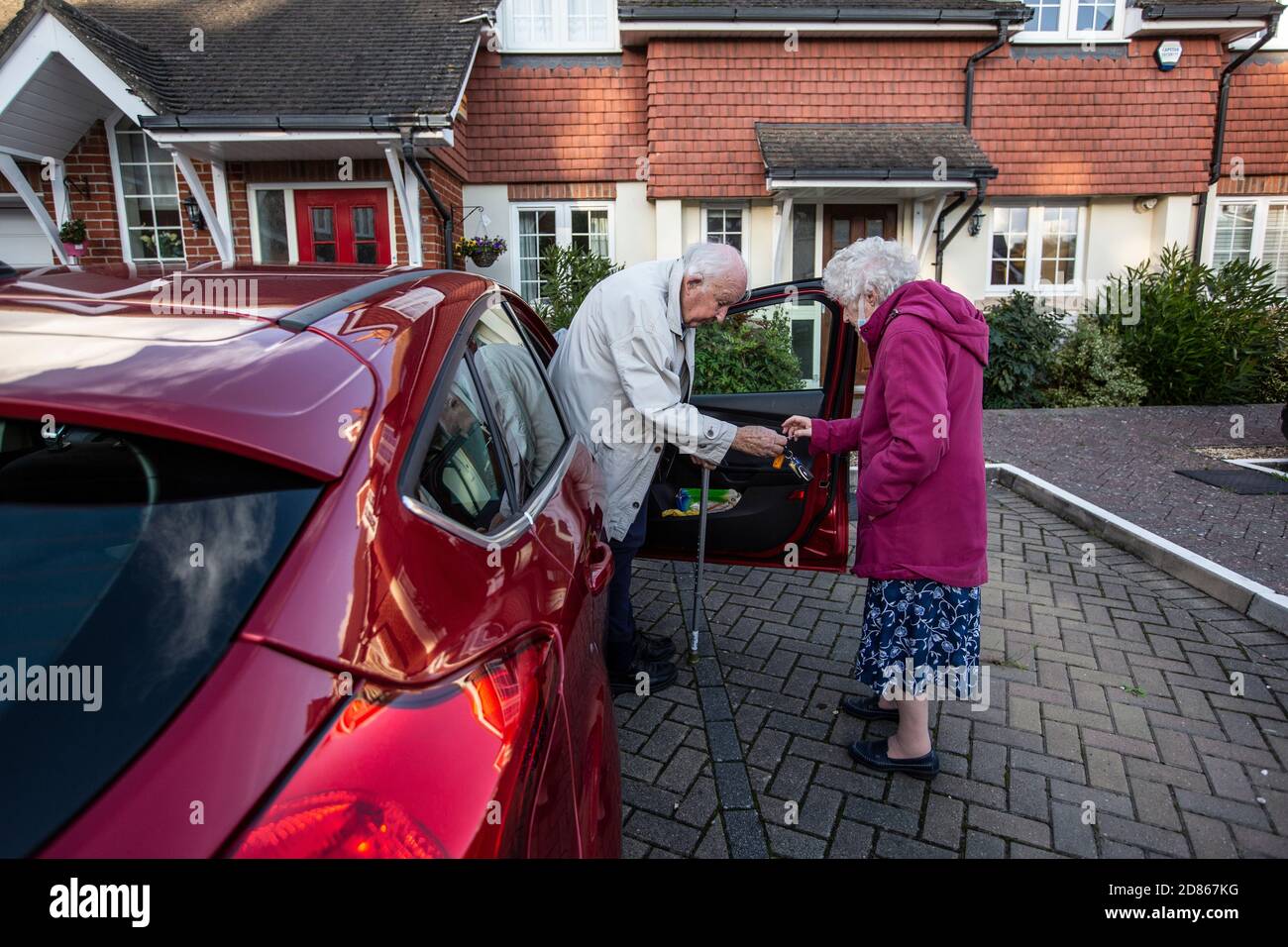 Rentner im Alter an einem sonnigen Nachmittag in Dorset, Südwestengland, Großbritannien Stockfoto