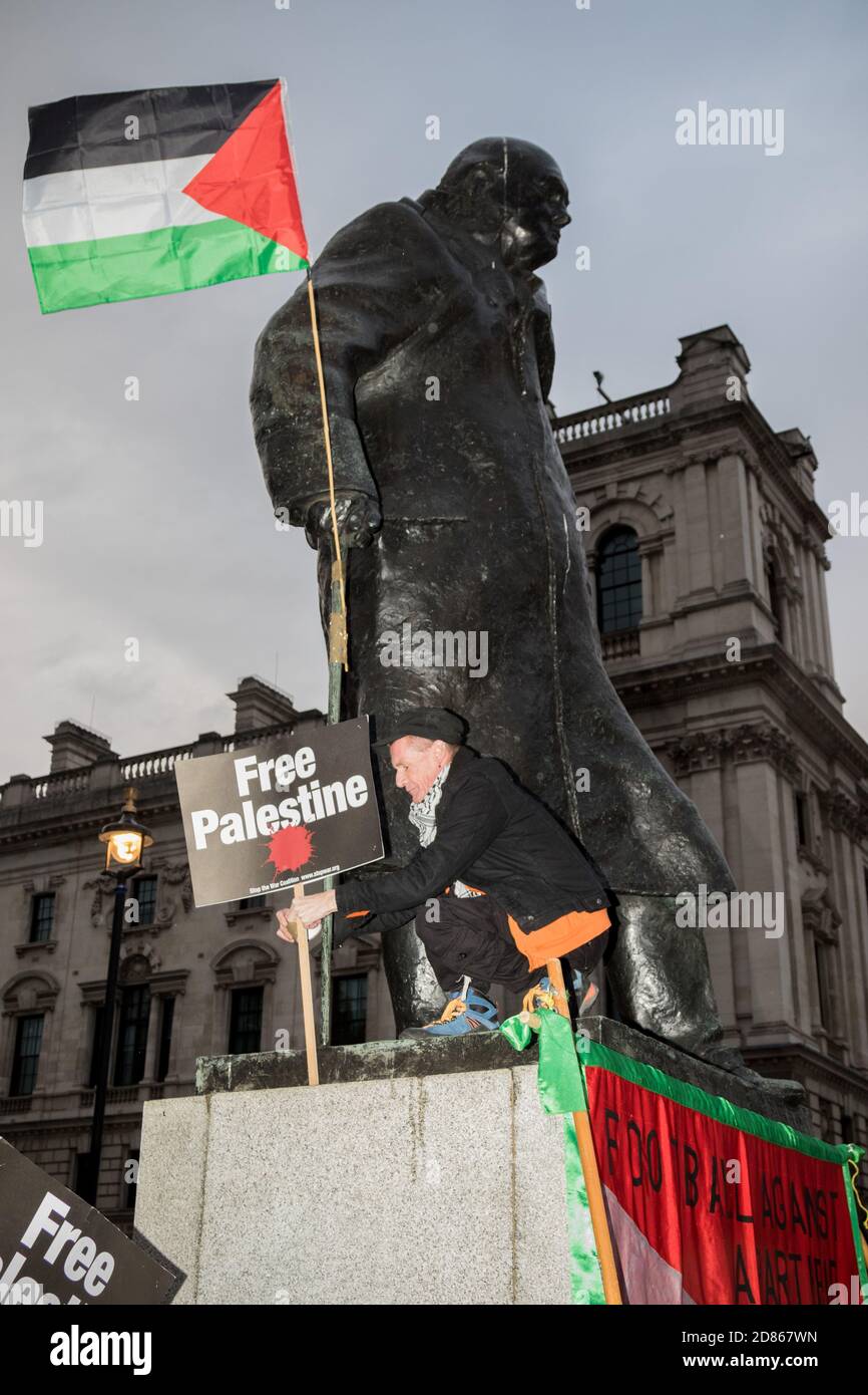 4. November 2017, London, Vereinigtes Königreich:-Pro palästina Protestler steht auf der Statue von Winston Churchil in Parliment Square Stockfoto