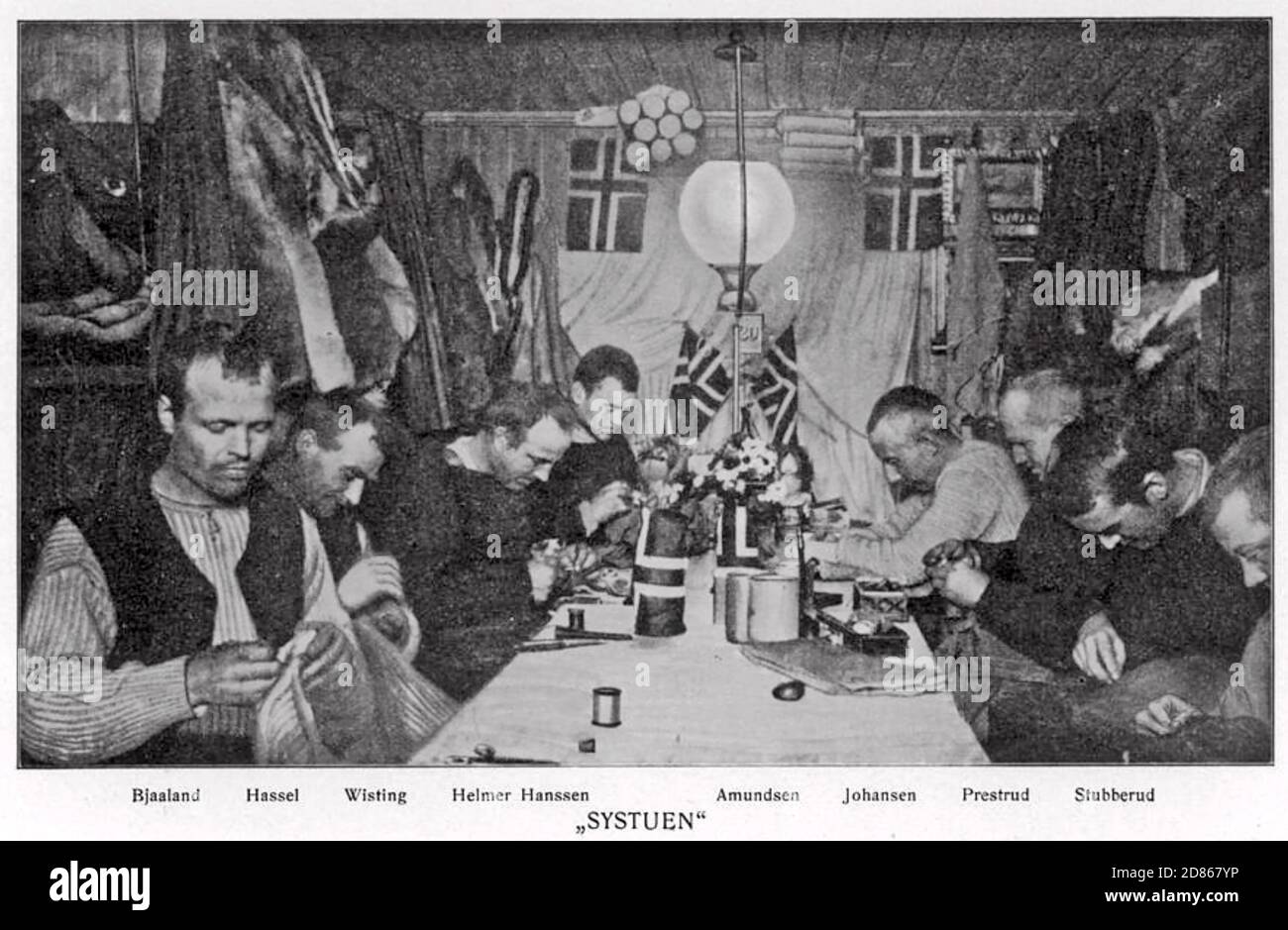 ROALD AMUNDSEN (1872-1928) Norwegischer Forscher mit seinen Teammitgliedern im Winterquartier 1911 auf ihrer Südpol-Expedition. Stockfoto