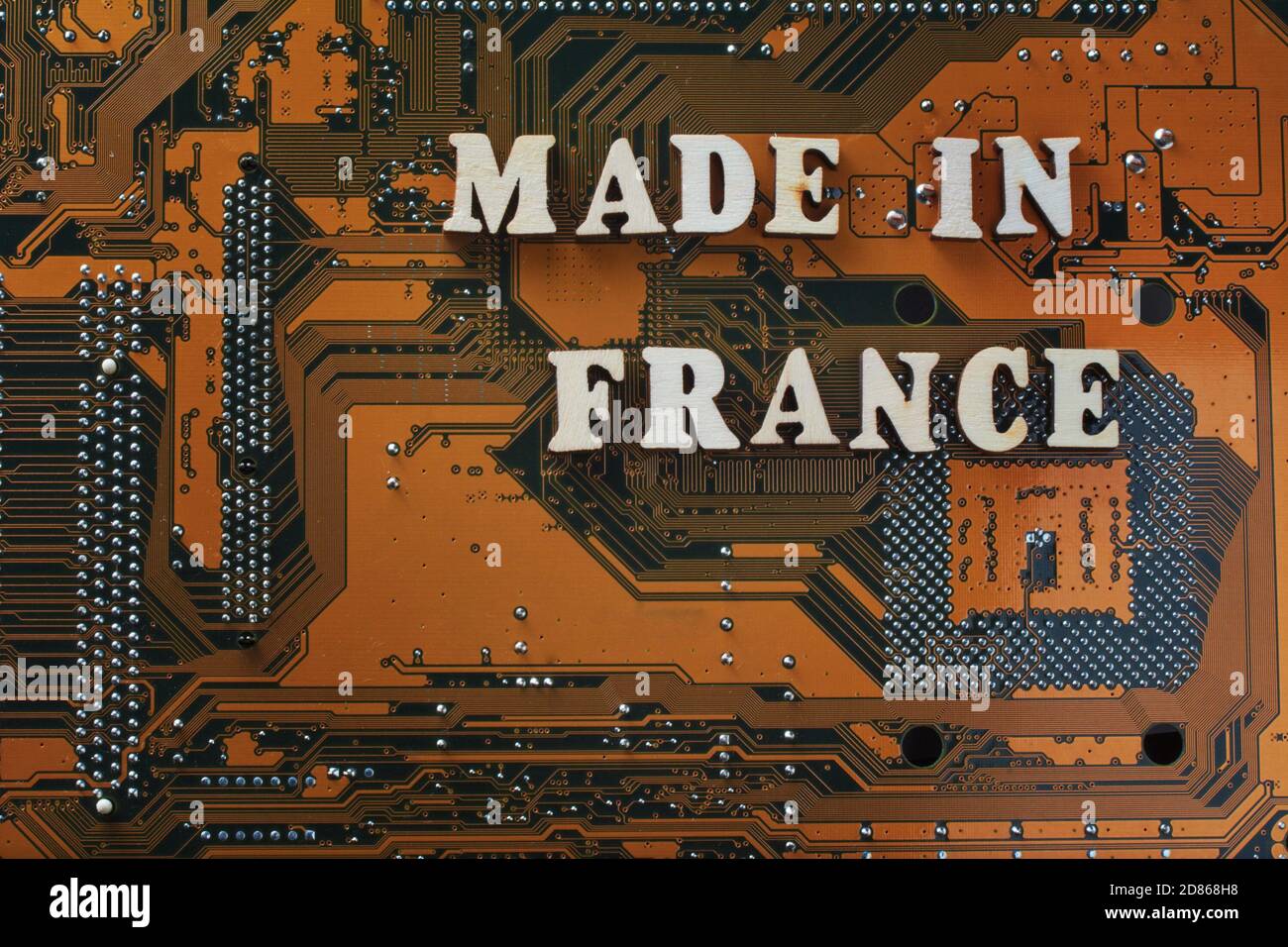 MADE IN FRANCE Text auf Gold Leiterplatte Computer Hauptplatine. Intelligentes Logistik- und Transportkonzept. Digitale Elektronik Stockfoto