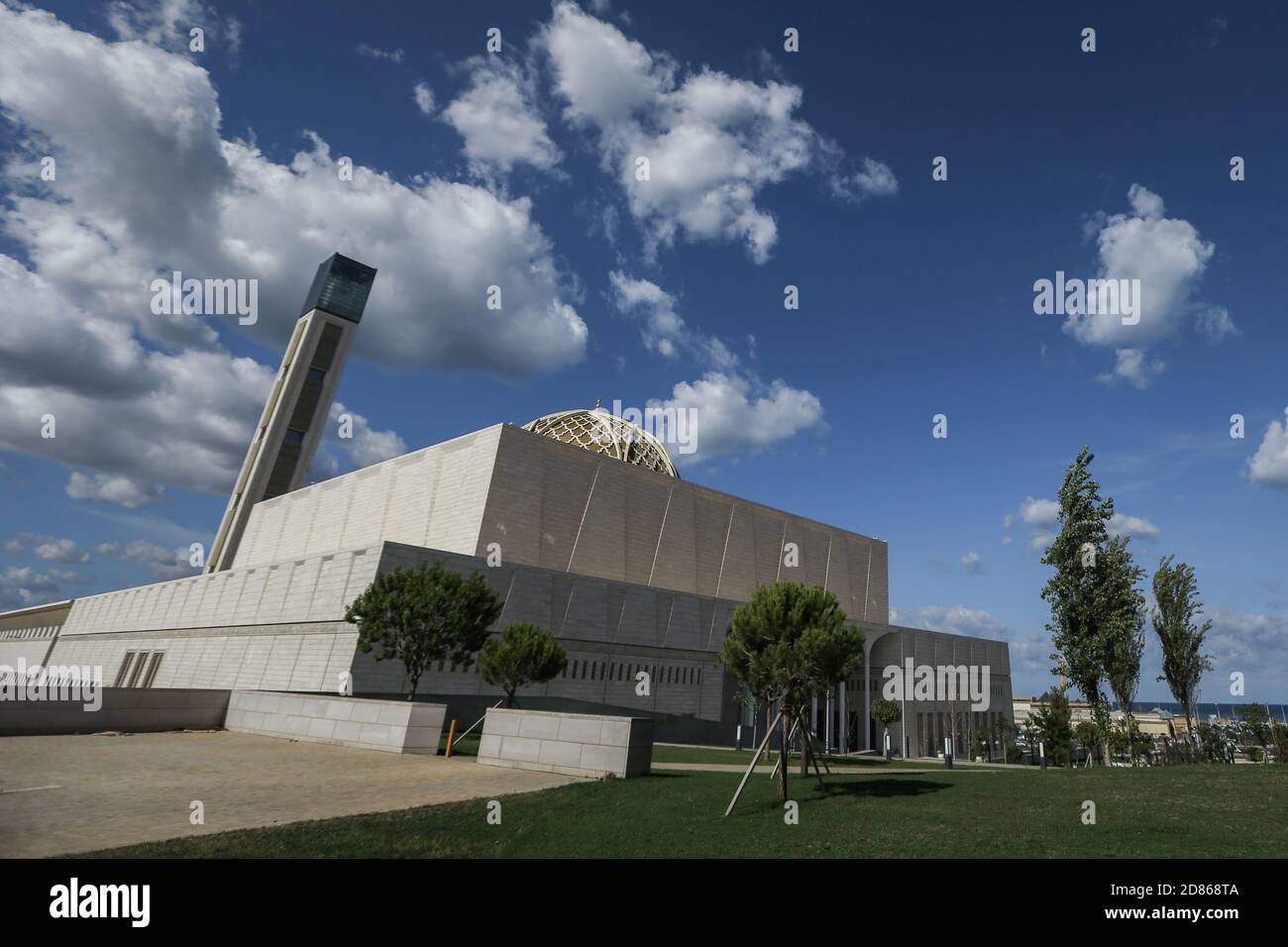 27. Oktober 2020, Algerien, Algier: Außenansicht der Großen Moschee von Algier, auch bekannt als Djamaa el Djazair. Die große Moschee von Algier wurde vom deutschen Architekturbüro KSP Jürgen Engel Architekten und Ingenieuren von Krebs und Kiefer International entworfen und von der China State Construction Engineering Corporation (CSCEC) errichtet. Die Moschee, die als eine der größten Moscheen der Welt gilt und das höchste Minarett der Welt beherbergt, wird am Donnerstag anlässlich der Al-Mouled Al-Nabawy zum Gebet geöffnet und am 1. November offiziell eingeweiht Stockfoto