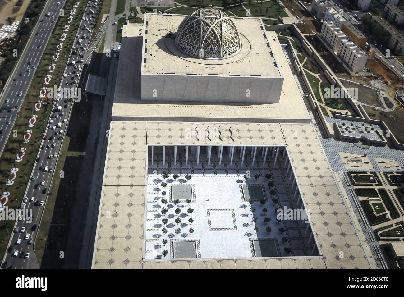 27. Oktober 2020, Algerien, Algier: Eine Übersicht zeigt die große Moschee von Algier, auch Djamaa el Djazair genannt. Die große Moschee von Algier wurde vom deutschen Architekturbüro KSP Jürgen Engel Architekten und Ingenieuren von Krebs und Kiefer International entworfen und von der China State Construction Engineering Corporation (CSCEC) errichtet. Die Moschee, die als eine der größten Moscheen der Welt gilt und das höchste Minarett der Welt beherbergt, wird am Donnerstag anlässlich der Al-Mouled Al-Nabawy zum Gebet geöffnet und am 1. November, dem 6., offiziell eingeweiht Stockfoto