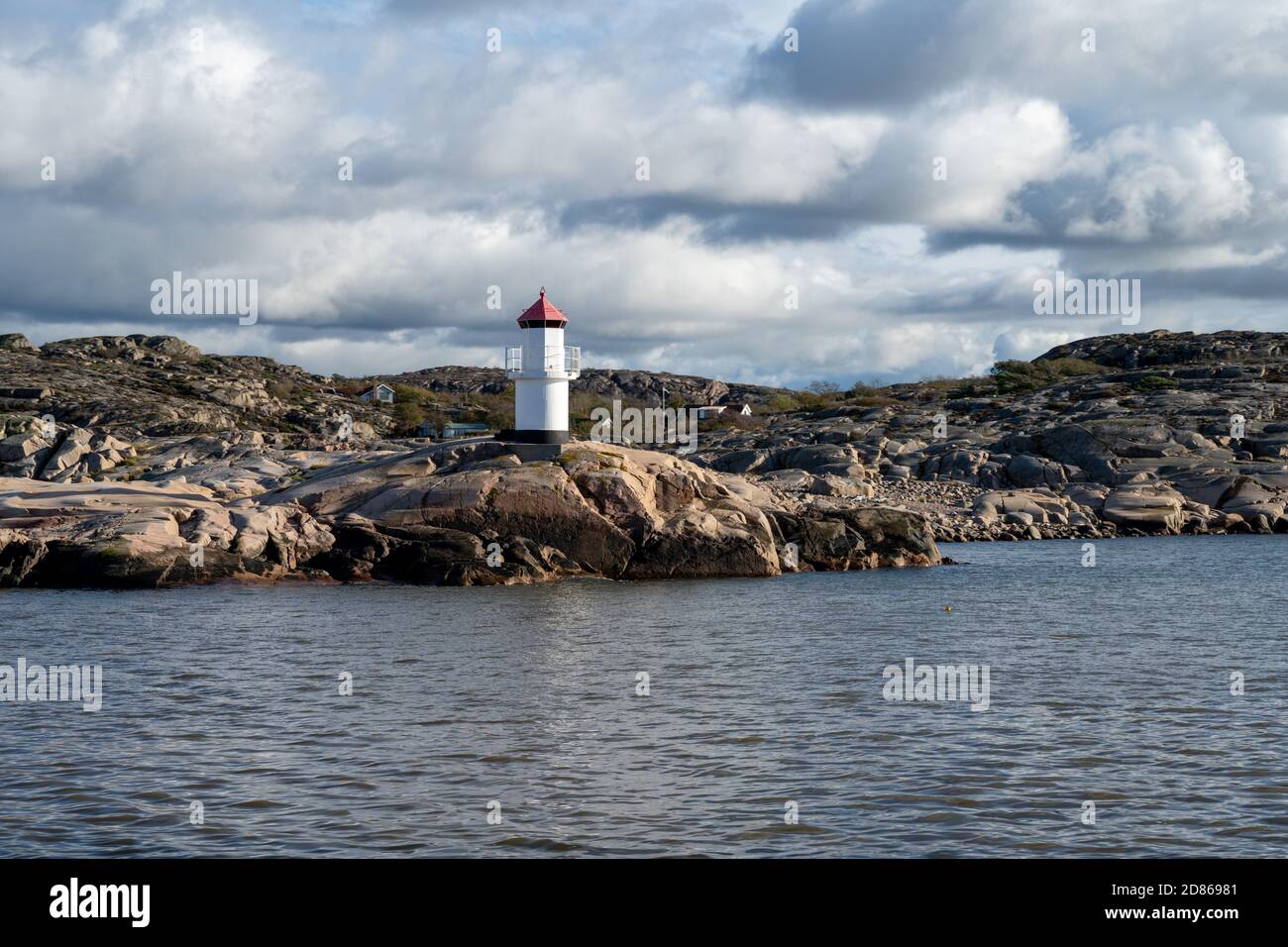 Ein schöner Leuchtturm vor einem Fischerdorf an der schwedischen Atlantikküste. Bild aus Hamburgsund, Vastra Gotaland, Schweden Stockfoto