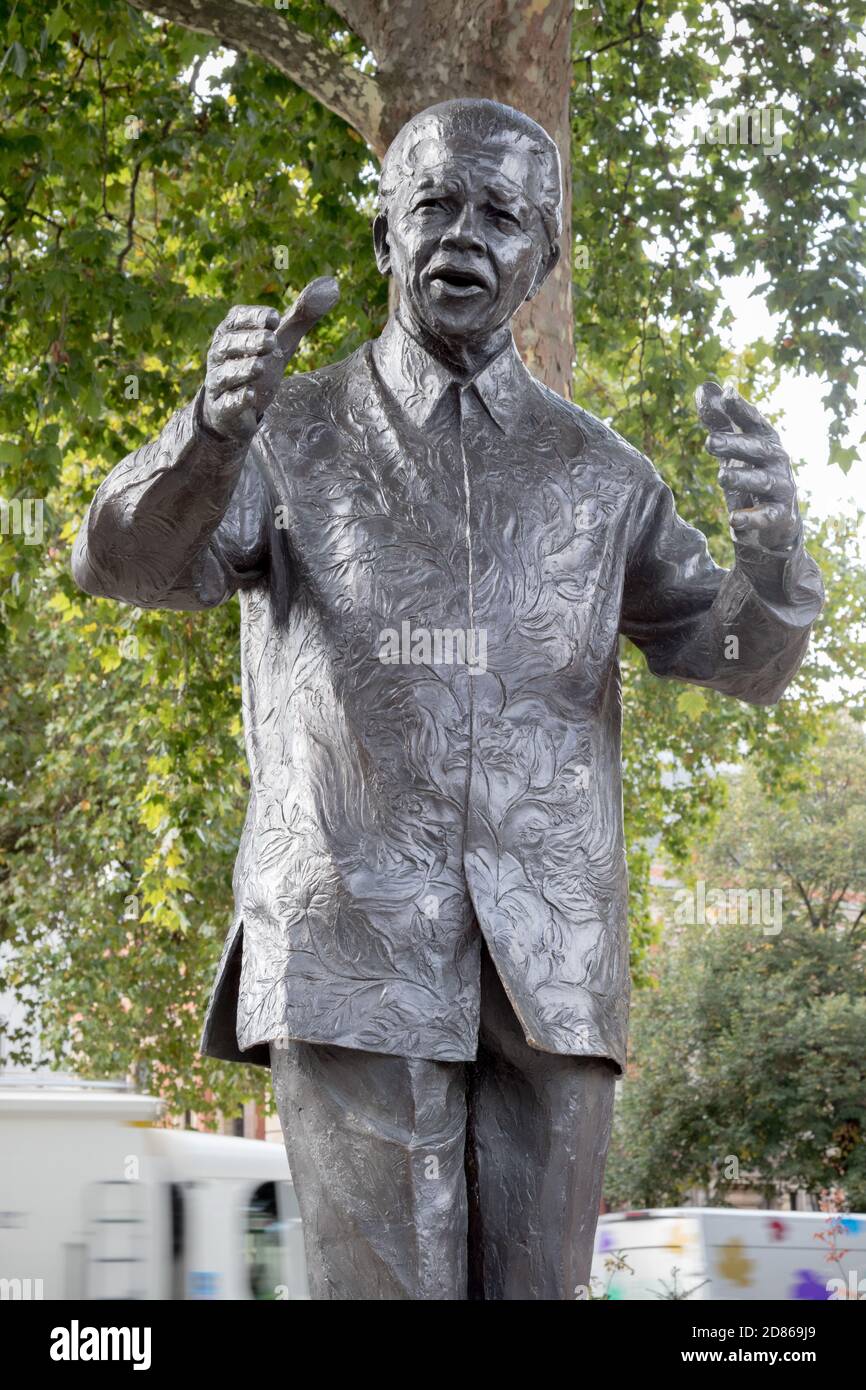 London, 28. September 2017:-Statue von Nelson Mandela auf dem Parliment Square gegenüber dem Palast von Westminster Stockfoto