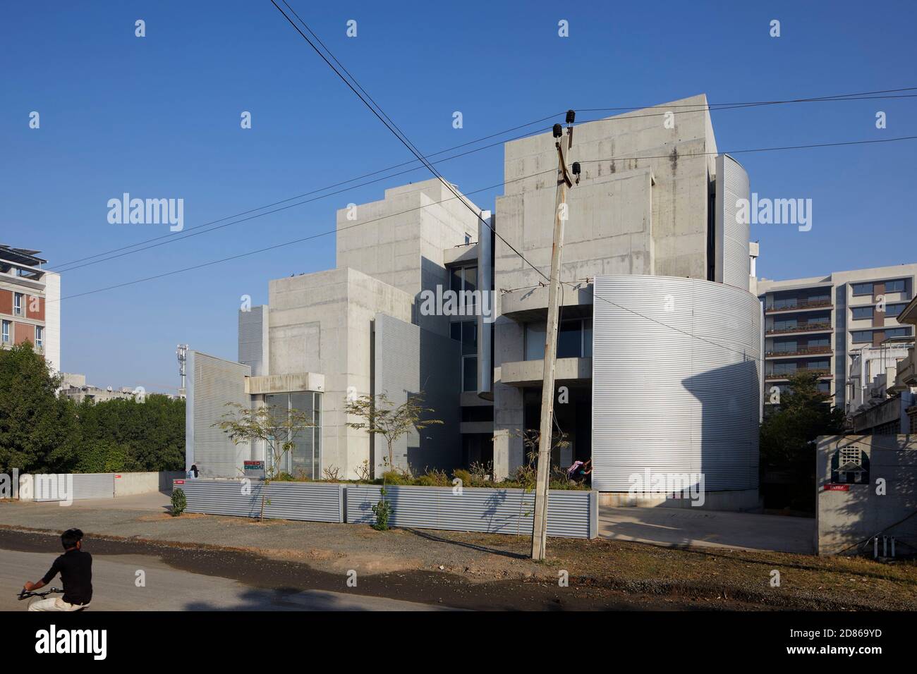 Gesamtansicht von außen mit beweglichen Wänden. Gihed Credai, Ahmedabad, Indien. Architekt: Matharoo Associates, 2020. Stockfoto