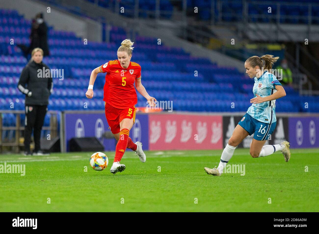 Cardiff, Wales, Großbritannien. Oktober 2020. Rhiannon Roberts aus Wales und Guro Reiten aus Norwegen während des UEFA Women's Euro 2022 Qualifikationsspiels zwischen Wales und Norwegen im Cardiff City Stadium. Kredit: Mark Hawkins/Alamy Live Nachrichten Stockfoto