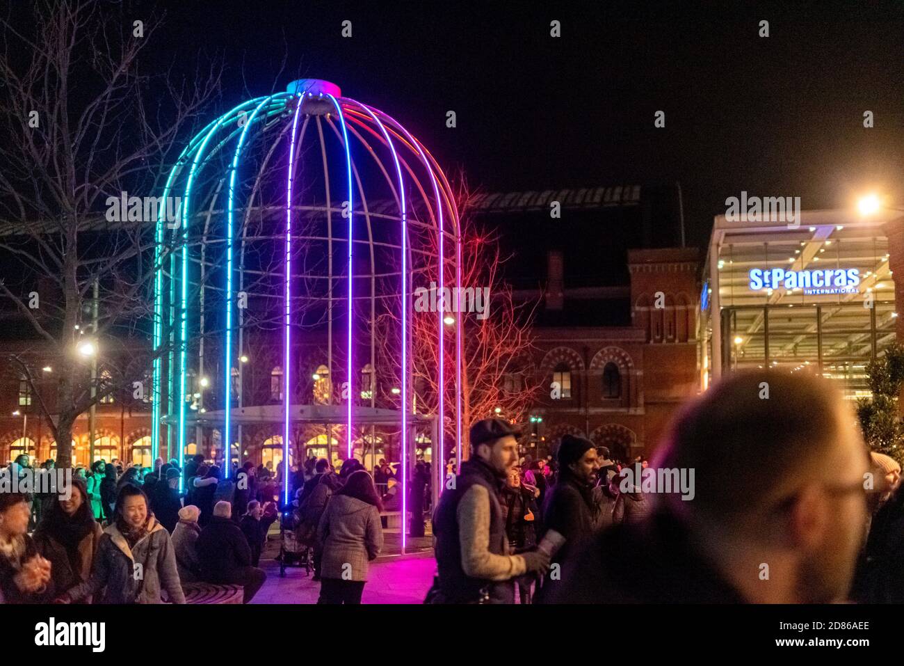 London, Großbritannien- JANUAR 19 2018: Kunstwerk namens IFO ( identifiziertes fliegendes Objekt) in King's Cross, Teil des Events 2018, The Lumiere Lond Stockfoto