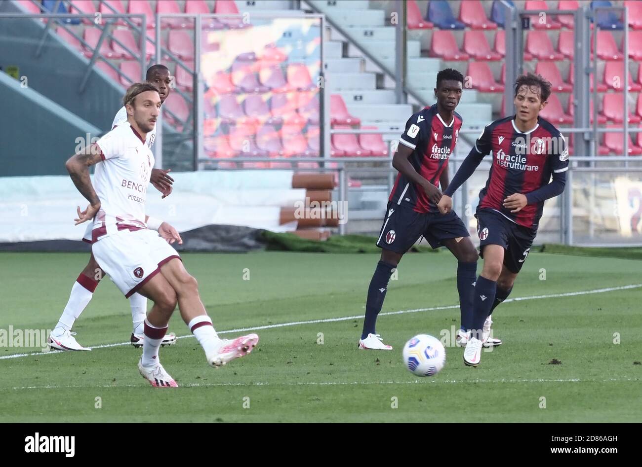 Bolognas Emanuel Vignato (R) beim Fußballspiel Coppa Italia Bologna FC gegen Reggina im Renato Dall'Ara Stadion in Bologna, Italien, 27. Oktober 2020. Foto Michele Nucci Kredit: LM/Michele Nucci/Alamy Live Nachrichten Stockfoto