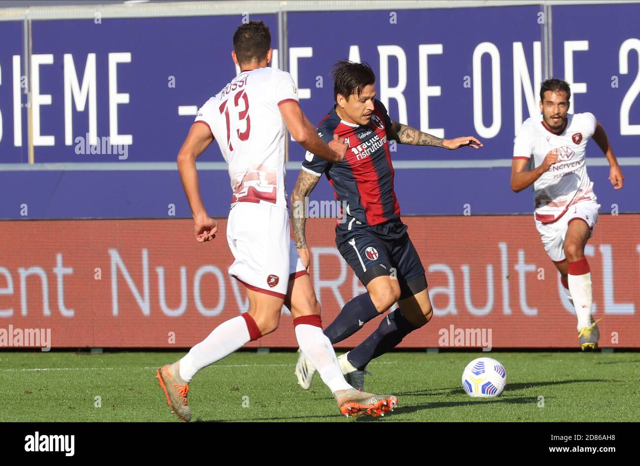 Bolognas Federico Santander (R) in Aktion beim Fußballspiel Coppa Italia Bologna FC gegen Reggina im Renato Dall'Ara Stadion in Bologna, Italien, 27. Oktober 2020. Foto Michele Nucci Kredit: LM/Michele Nucci/Alamy Live Nachrichten Stockfoto