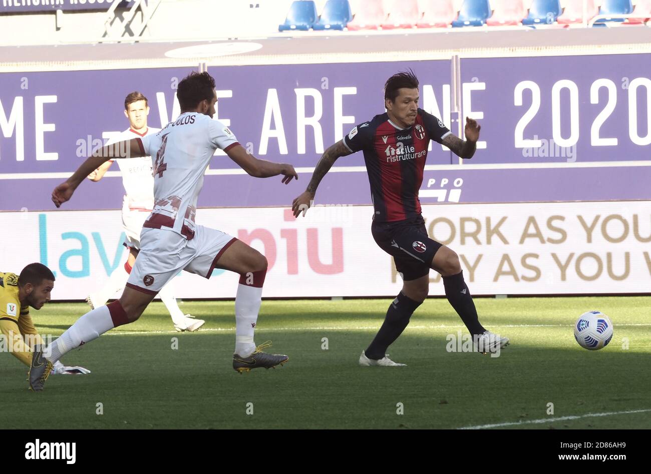 Bolognas Federico Santander (R) beim Fußballspiel Coppa Italia Bologna FC gegen Reggina im Renato Dall'Ara Stadion in Bologna, Italien, 27. Oktober 2020. Foto Michele Nucci Kredit: LM/Michele Nucci/Alamy Live Nachrichten Stockfoto
