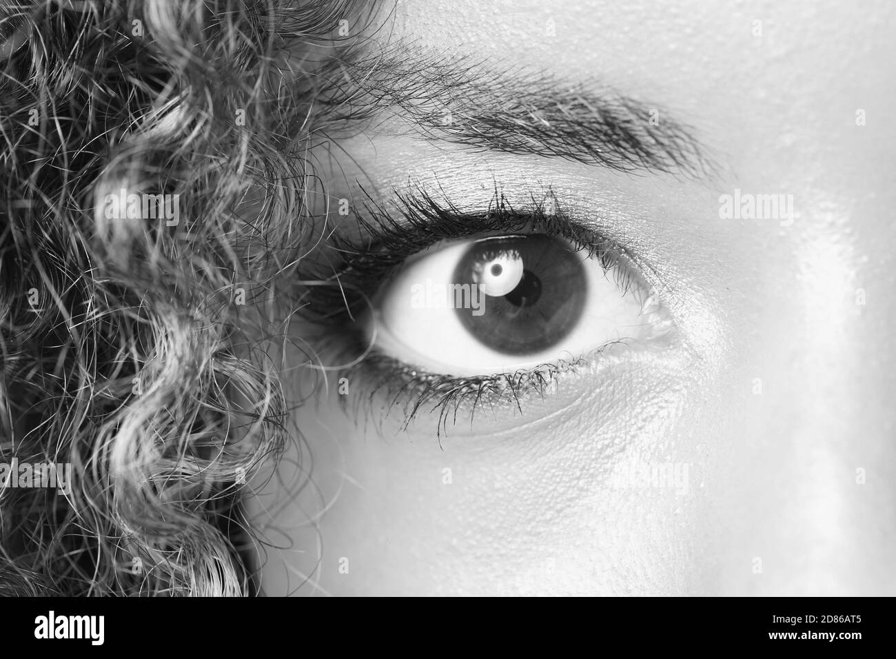 Das Auge einer schwarzen Frau schoss großes Makro Stockfoto