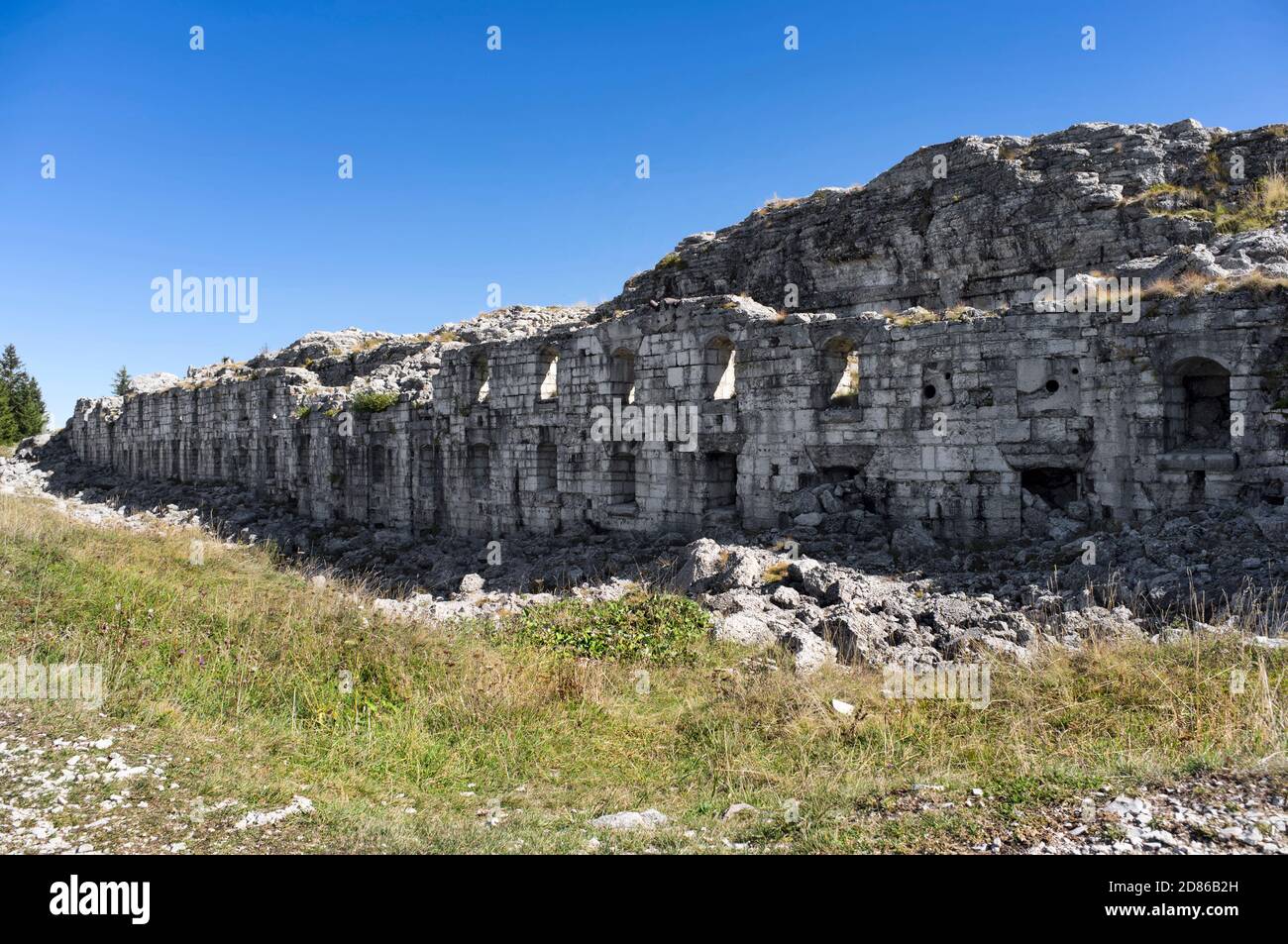 Vorderansicht der eingestürzten Fassade des Fort Dosso del Sommo. Fort Dosso del Sommo (oder Fort Dosso delle Somme), das die Österreicher Werk Serr nannten Stockfoto