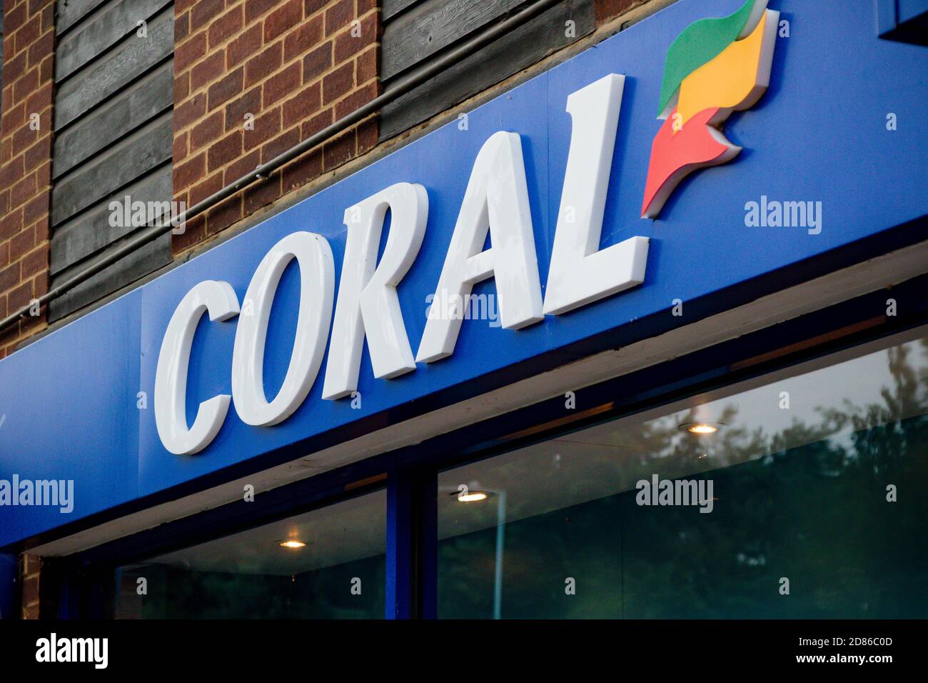 Sandhurst, Großbritannien, 28. Juli 2019:- EINE Filiale von Coral, einem High Street Buchmacher. Stockfoto