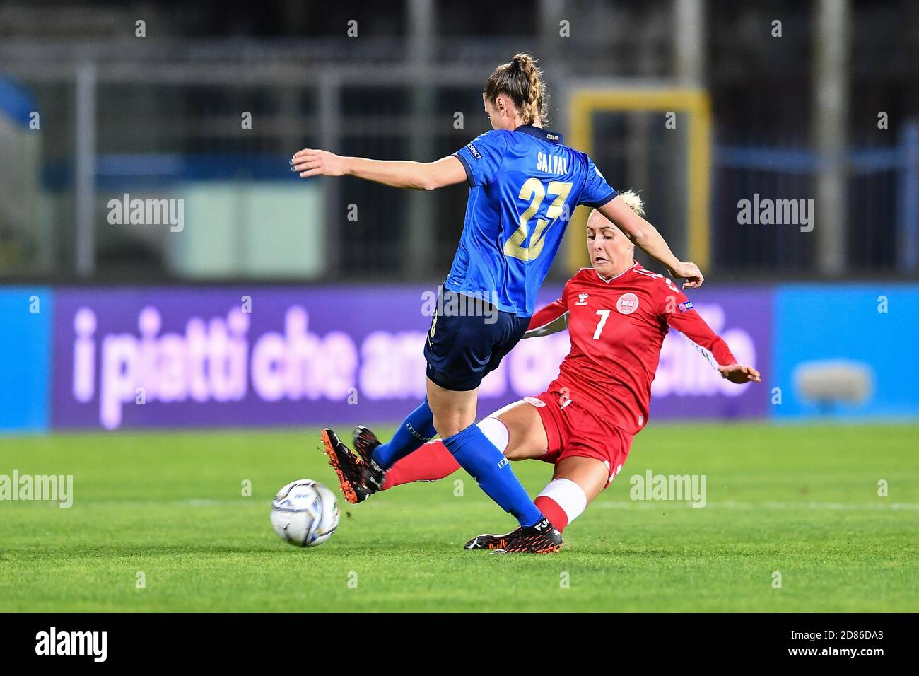 Carlo Castellani Stadium, empoli, Italien, 27 Oct 2020, Cecilia Salvai (Italien), Sanne Troelsgaard Nielsen (Dänemark) während der EM 2022 Qualifiers - Italien Frauen gegen Dänemark, Italienische Fußballmannschaft - Credit: LM/Lisa Guglielmi/Alamy Live News Stockfoto