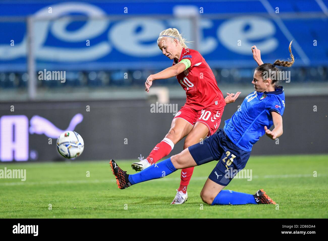 Carlo Castellani Stadium, empoli, Italien, 27 Oct 2020, Pernille Harder (Dänemark), Cecilia Salvai (Italien) während der EM 2022 Qualifiers - Italien Frauen gegen Dänemark, Italienische Fußballmannschaft - Credit: LM/Lisa Guglielmi/Alamy Live News Stockfoto