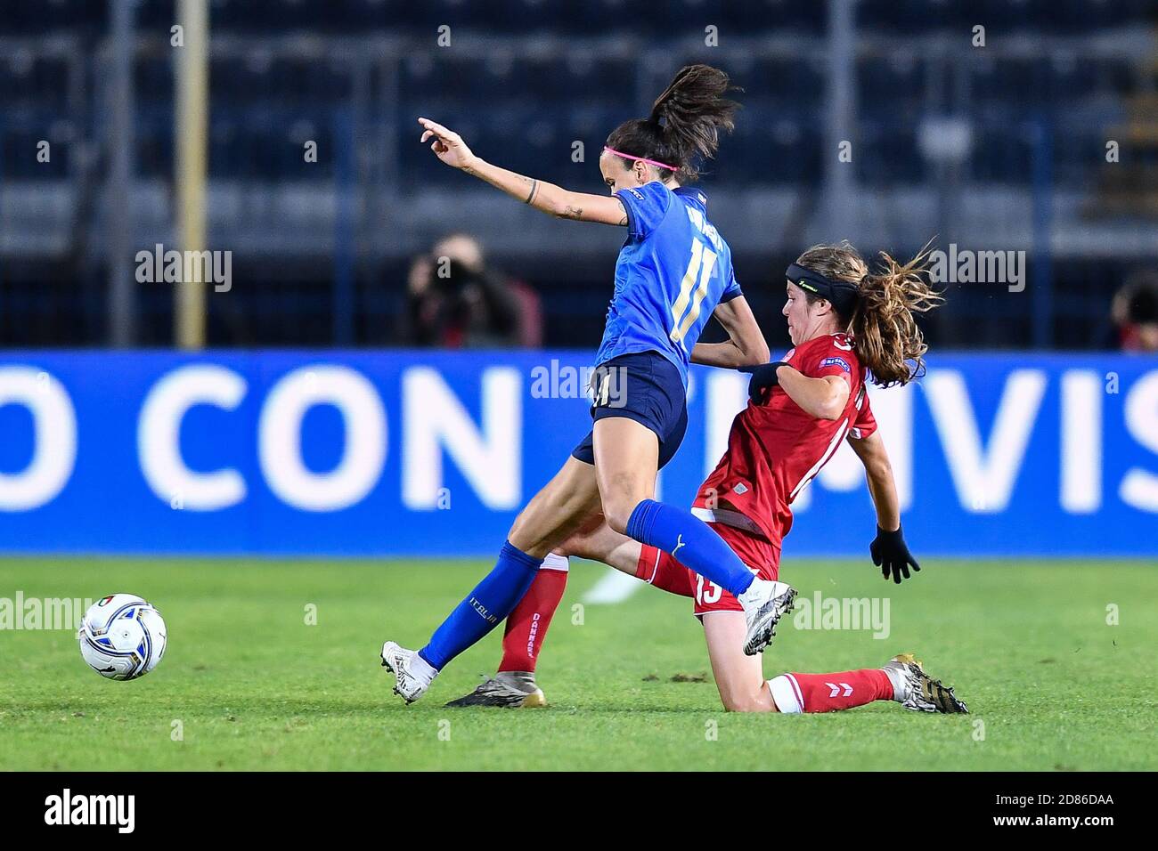 Carlo Castellani Stadium, empoli, Italien, 27 Oct 2020, Barbara Bonansea (Italien), Sofie Junge Pedersen (Dänemark) während der EM 2022 Qualifikation - Italien Frauen gegen Dänemark, Italienische Fußballmannschaft - Credit: LM/Lisa Guglielmi/Alamy Live News Stockfoto