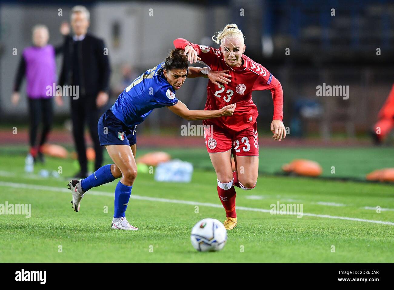 Carlo Castellani Stadium, empoli, Italien, 27 Oct 2020, Sofie Svava (Dänemark), Elisa Bartoli (Italien) während der EM 2022 Qualifiers - Italien Frauen gegen Dänemark, Italienische Fußballmannschaft - Credit: LM/Lisa Guglielmi/Alamy Live News Stockfoto