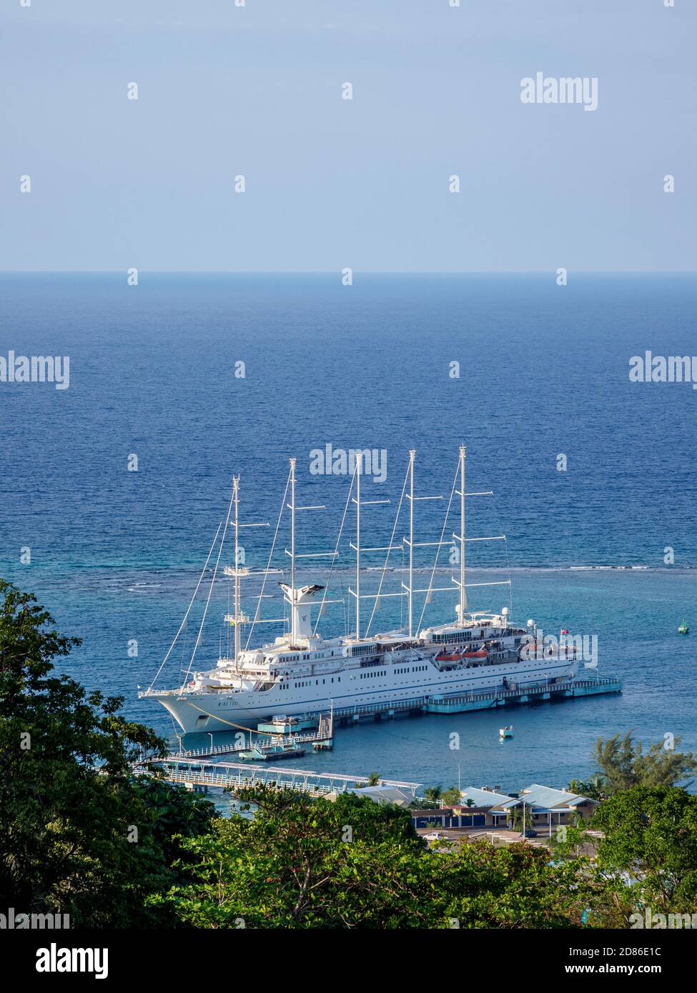 Kreuzfahrtschiff in Ocho Rios, erhöhte Aussicht, Saint Ann Parish, Jamaika Stockfoto