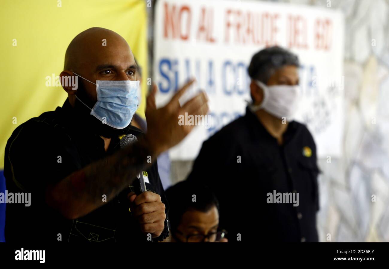 Valencia, Carabobo, Venezuela. Oktober 2020. Bildunterschrift: 27. Oktober 2020. Der Kongressabgeordnete Marco Bozo hält eine Rede, in der die politischen Parteien und die Zivilgesellschaft zusammenarbeiten, um eine Volkskonsultation gegen Maduro durchzuführen, die Juan Guaido einberufen hat. Die Arbeit und Verteidigung der Wahlausschüsse wurden in mehreren Gemeinden vereidigt. Das Plakat sagt auf Spanisch: Alza tu voz, si a consulta popular, No al fraude 6D. In Valencia, Carabobo, Venezuela - Foto: Juan Carlos Hernandez Kredit: Juan Carlos Hernandez/ZUMA Wire/Alamy Live News Stockfoto