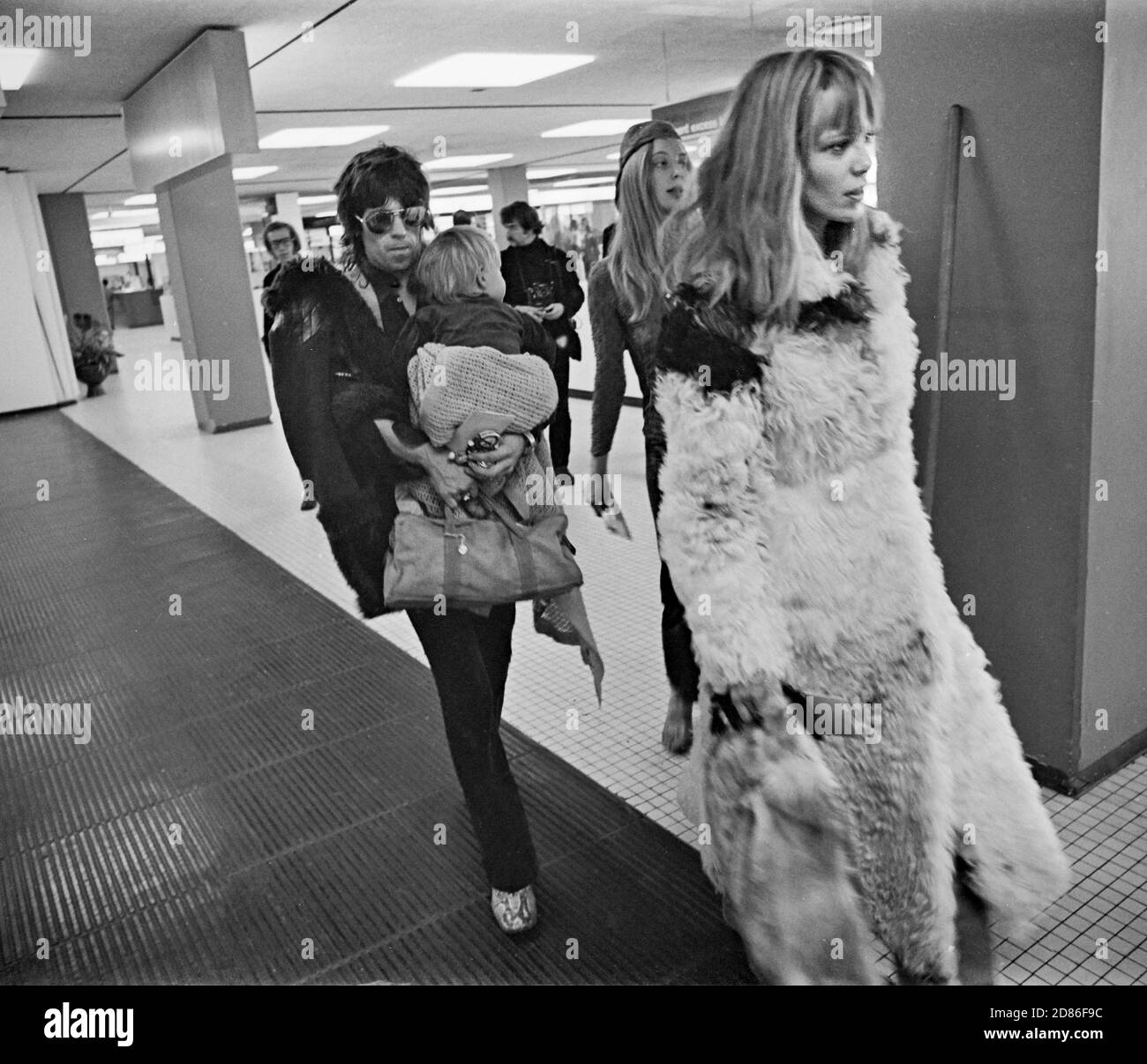 Nach dem letzten Konzert der Rolling Stones European Tour 1970 in Amsterdam, RAI, Convention Center, am 9. Oktober 1970, kehren die Mitglieder der Rolling Stones, darunter Steven Stills, die der Amsterdam Show beitraten, nach Hause zurück. Flughafen Schiphol, 10. Oktober 1970. Stockfoto