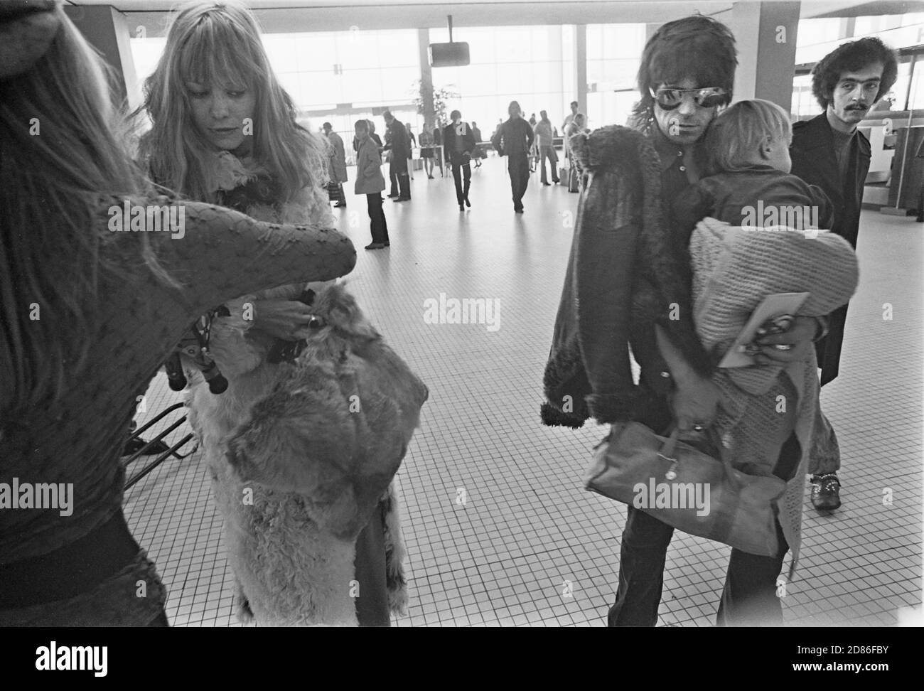 Nach dem letzten Konzert der Rolling Stones European Tour 1970 in Amsterdam, RAI, Convention Center, am 9. Oktober 1970, kehren die Mitglieder der Rolling Stones, darunter Steven Stills, die der Amsterdam Show beitraten, nach Hause zurück. Flughafen Schiphol, 10. Oktober 1970. (Foto Gijsbert Hanekriot, Amsterdam) Stockfoto
