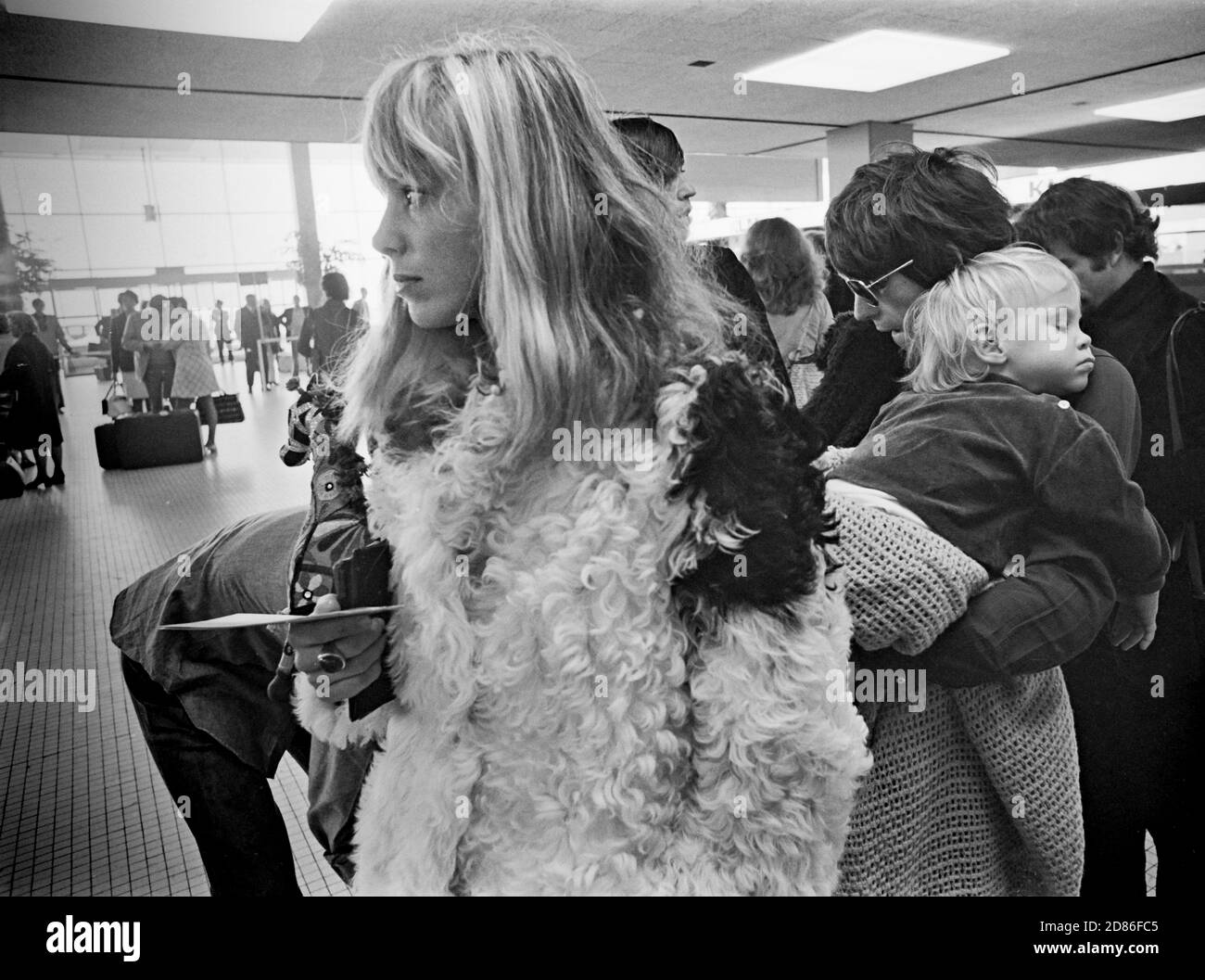 Nach dem letzten Konzert der Rolling Stones European Tour 1970 in Amsterdam, RAI, Convention Center, am 9. Oktober 1970, kehren die Mitglieder der Rolling Stones, darunter Steven Stills, die der Amsterdam Show beitraten, nach Hause zurück. Flughafen Schiphol, 10. Oktober 1970. (Foto Gijsbert Hanekriot, Amsterdam) Stockfoto
