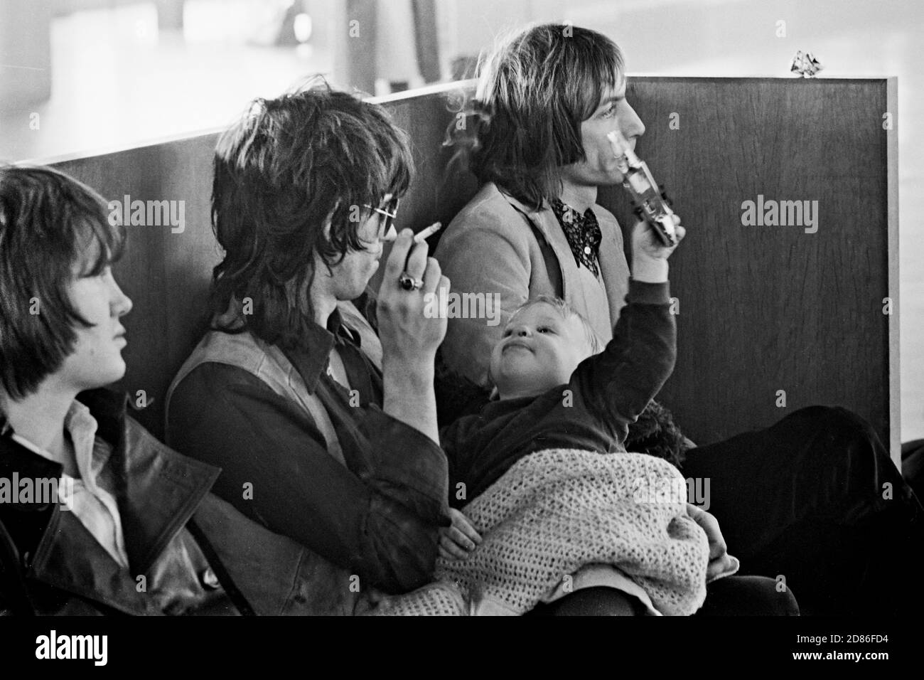 Nach dem letzten Konzert der Rolling Stones European Tour 1970 in Amsterdam, RAI, Convention Center, am 9. Oktober 1970, kehren die Mitglieder der Rolling Stones, darunter Steven Stills, die der Amsterdam Show beitraten, nach Hause zurück. Flughafen Schiphol, 10. Oktober 1970. (Foto Gijsbert Hanekriot, Amsterdam) Stockfoto