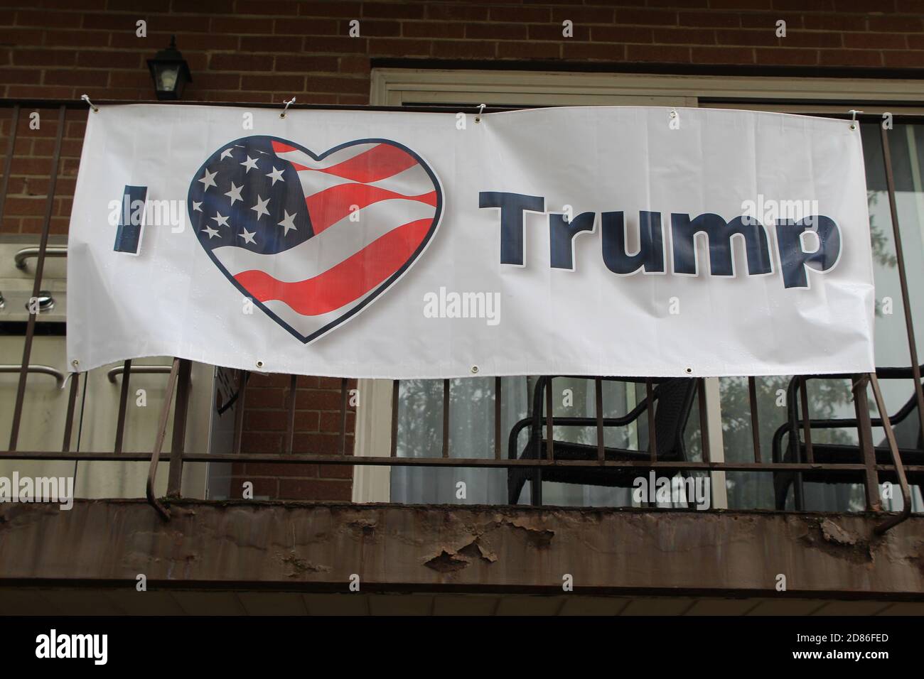 Ich liebe Trump Banner auf einem Balkon in Morton Grove. Illinois Stockfoto