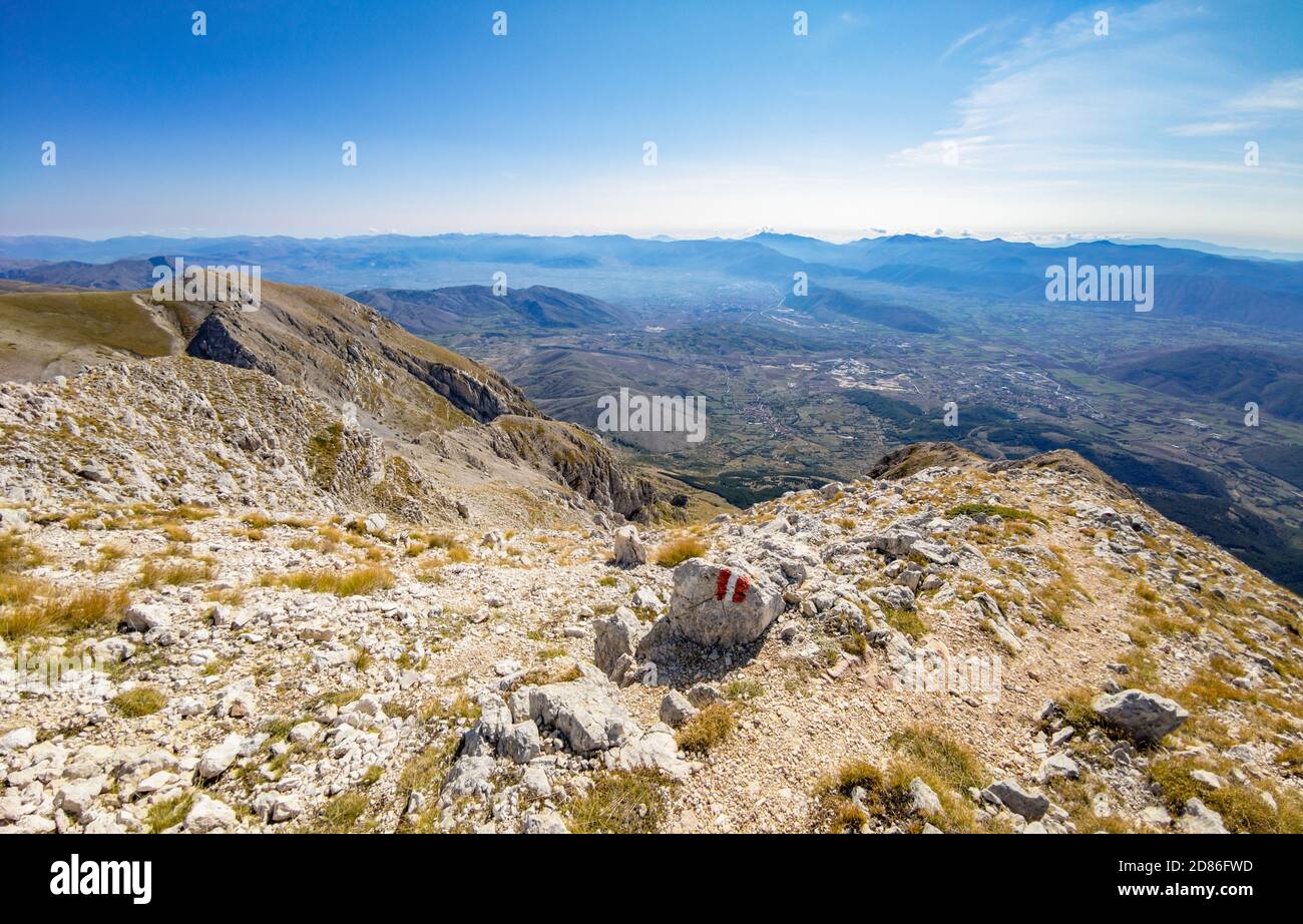 Monte Velino (Abruzzen, Italien) - die schöne Landschaft Gipfel des Monte Velino, einer der höchsten Gipfel des Apennin mit seinen 2487 Metern. Stockfoto