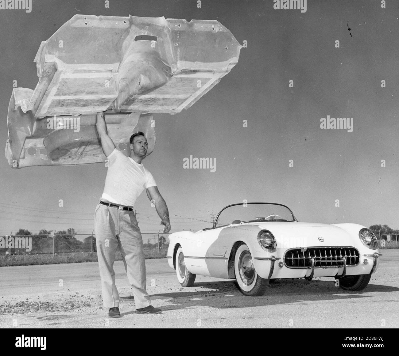 Ein Mann hält die Karosserie des Corvette-Sportwagens von Chevrolet hoch. Sein geringes Gewicht, aber starke Konstruktion wird mit Fiberglas, Detroit, MI, 1958 ermöglicht. (Foto von Chevrolet/RBM Vintage Images) Stockfoto