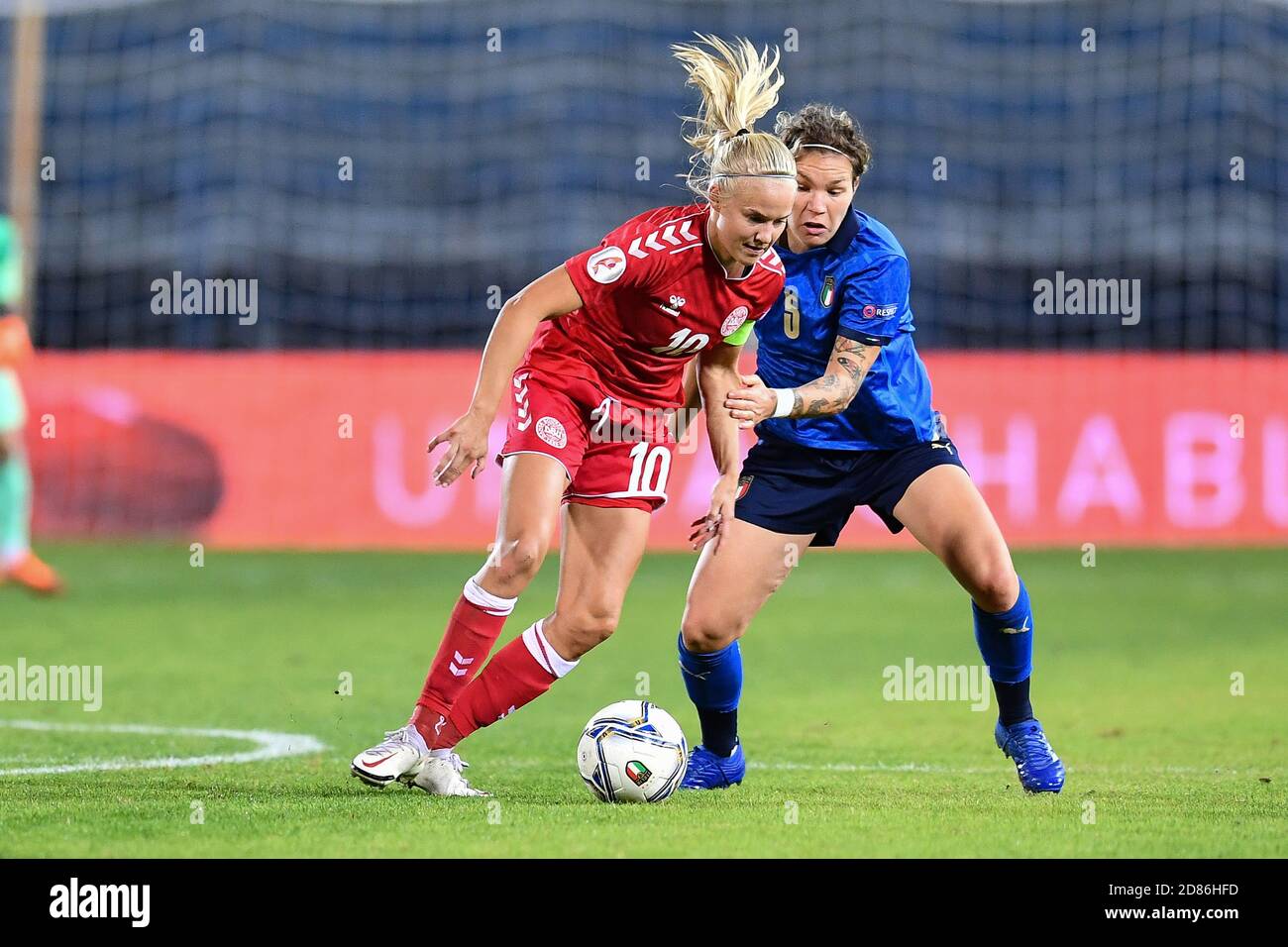 Carlo Castellani Stadium, empoli, Italien, 27 Oct 2020, Elena Linari (Italien), Pernille Harder (Dänemark) während der EM 2022 Qualifiers - Italien Frauen gegen Dänemark, Italienische Fußballmannschaft - Credit: LM/Lisa Guglielmi/Alamy Live News Stockfoto