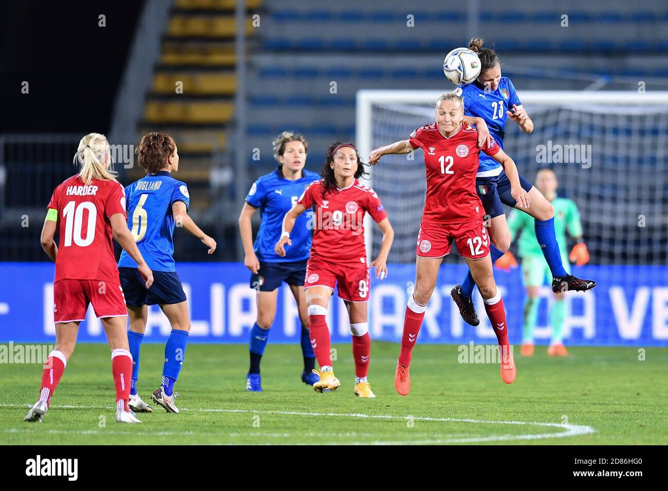 Carlo Castellani Stadium, empoli, Italien, 27 Oct 2020, Cecilia Salvai (Italien), Stine Larsen (Dänemark) während der EM 2022 Qualifiers - Italien Frauen gegen Dänemark, Italienische Fußballmannschaft - Credit: LM/Lisa Guglielmi/Alamy Live News Stockfoto