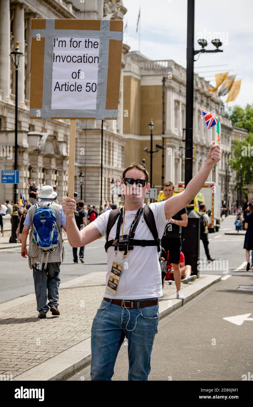 London, Vereinigtes Königreich, 23. Juni 2018:- EIN Pro-Brexit-Protestler beim Marsch für eine Volksabstimmung in Zentral-London, der eine Abstimmung über das endgültige Abkommen fordert Stockfoto