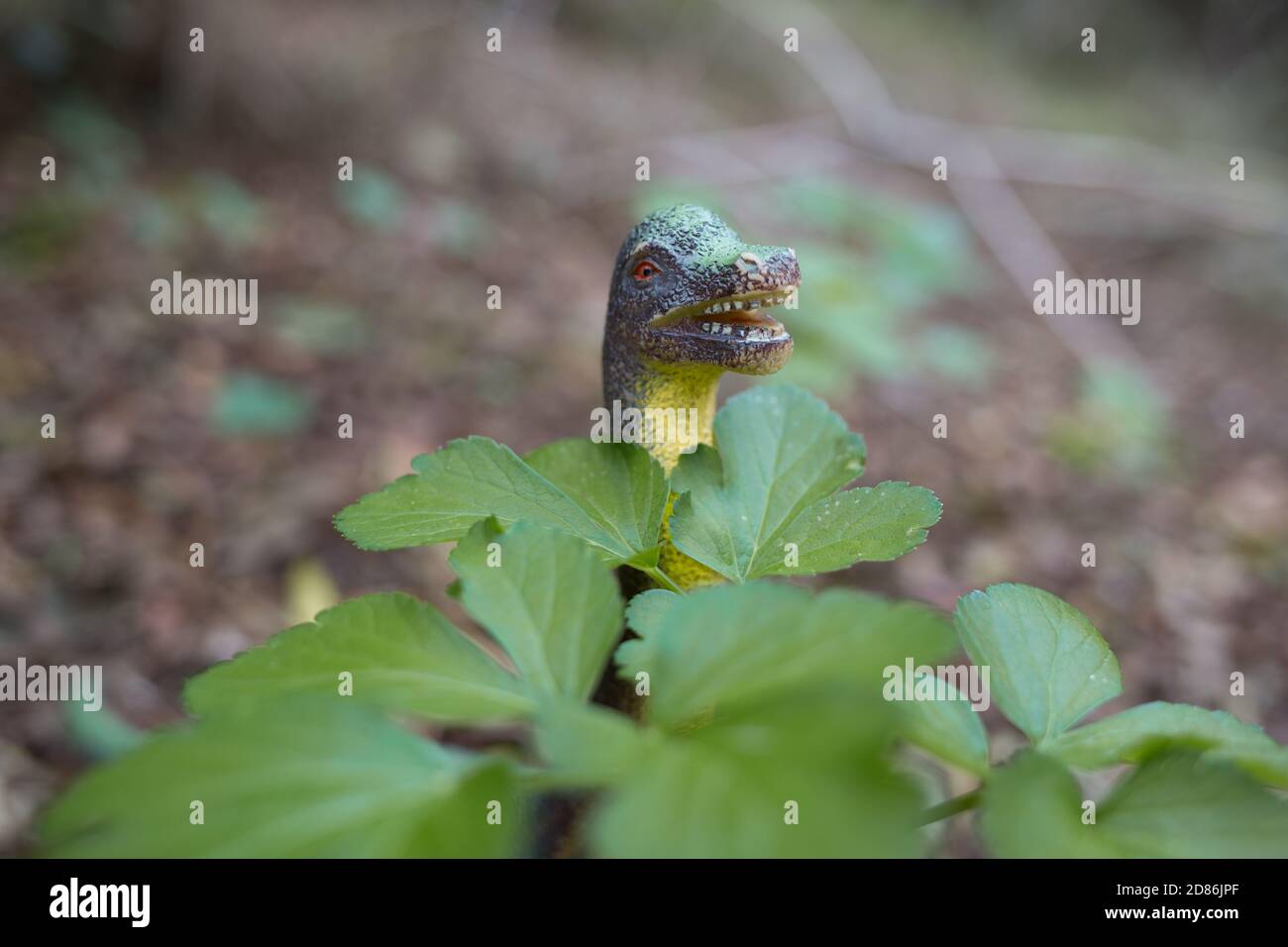 Ein Plastikdinosaurier-Modell im Freien Stockfoto