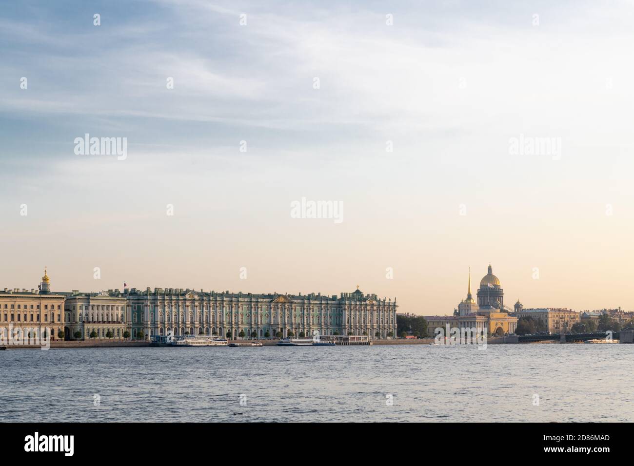 Blick auf den Winterpalast (Hermitage Museum) und die Isaakskathedrale vom Fluss Neva. Sankt Petersburg, Russland. Stockfoto