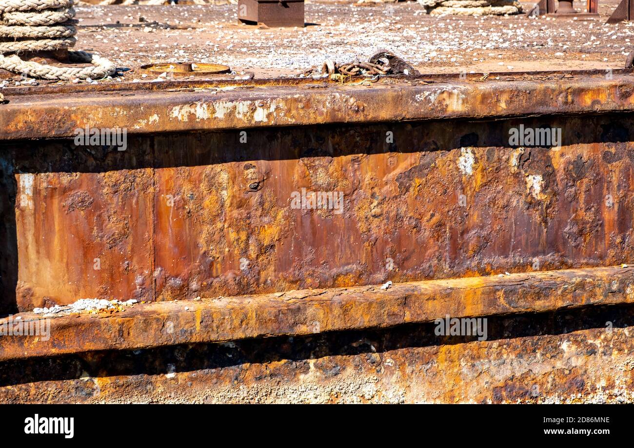 Rostiger Metall alter industrieller Hintergrund, Nahaufnahme. Verwitterter Hafenkai mit Anlegestellen Poller Stockfoto