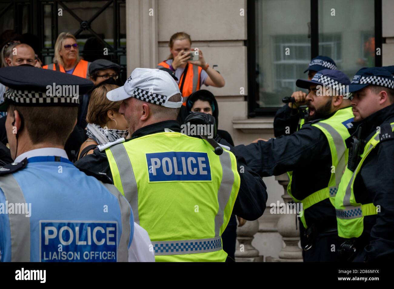London, Großbritannien, 3. August 2019:- die Polizei zerstochen mit antifaschistischen Demonstranten, die gegen eine Kundgebung von Anhängern der ehemaligen Partei protestieren Stockfoto