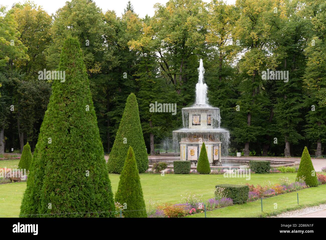 Römerbrunnen im Schloss Peterhof und in den Gärten. Petergof, Sankt Petersburg, Russland. Stockfoto