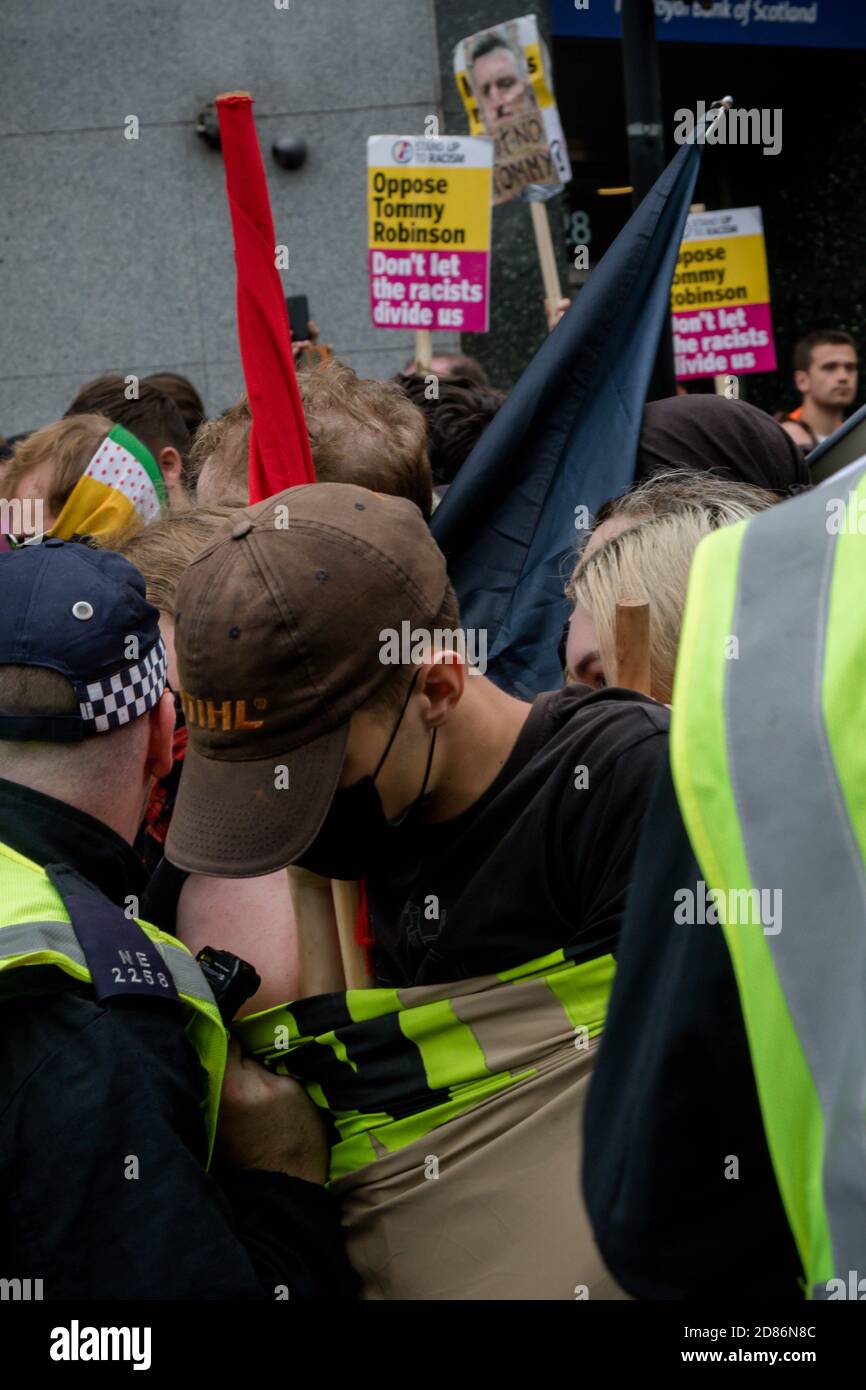 London, Großbritannien, 3. August 2019:- Polizei drängt gegen einen fazistischen Protertenten im Zentrum von London Stockfoto