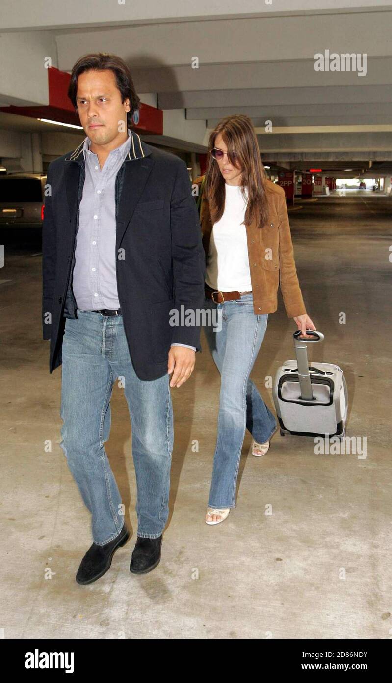 Elizabeth Hurley und Freund Arun Nayar kommen am Miami International Airport an, 25/05 [[cad]] Stockfoto