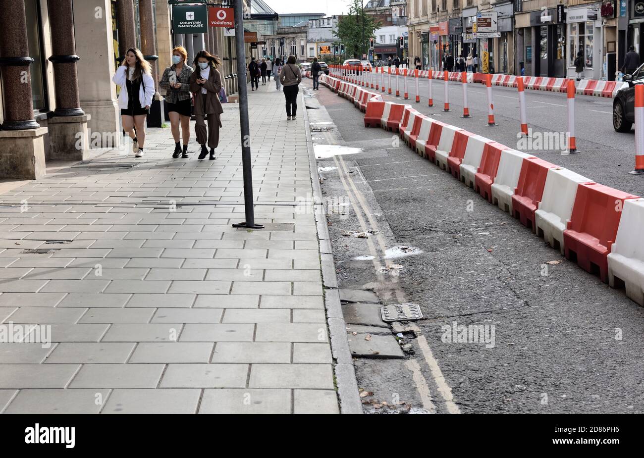 Pop-up-Radwege und Straßenbelag Erweiterung geschaffen, um Fahrradfahren aufgrund von covid zu fördern, aber verursacht Verkehrsstaus, mehr Verschmutzung Bristol Quee Stockfoto