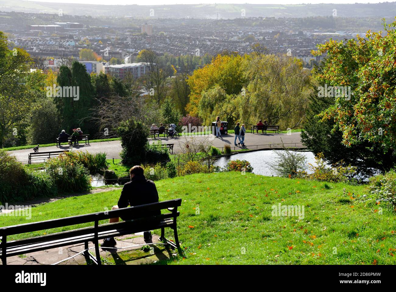 Herbst, Menschen mit Blick auf die Stadt Bristol aus Brandon Hill Park Stockfoto