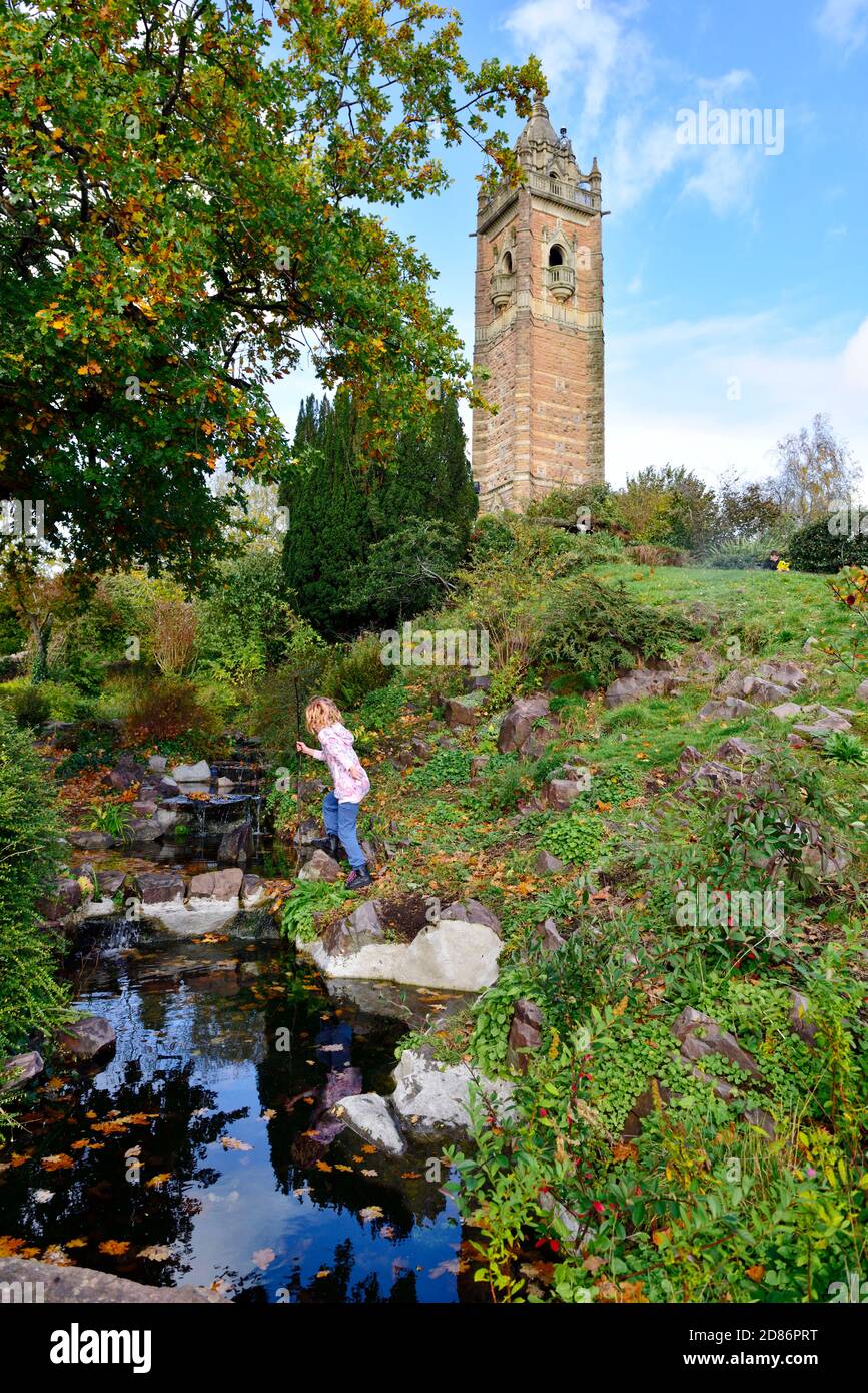 Cabot Turm und Wasserspiel in Brandon Hill Park, Bristol, Großbritannien Stockfoto